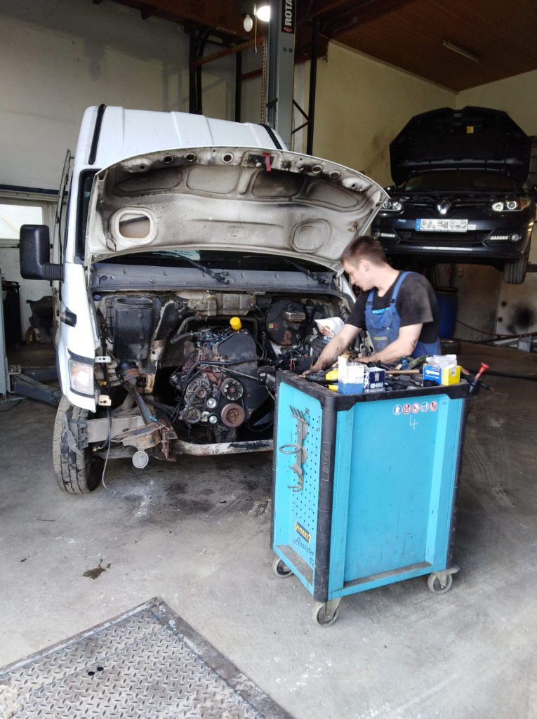 Mechaniker bei Wartungsarbeiten