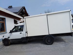 Elektro-Transporter vor der Werkstatt